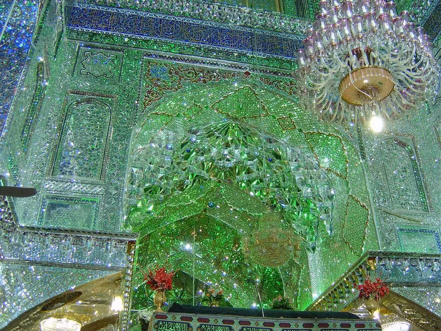 Ngày nay, lăng mộ Shah Cheragh được biết đến như một kiệt tác kiến trúc của nghệ thuật khảm đá Ba Tư. Công trình này đón hàng triệu lượt khách tham quan mỗi năm.