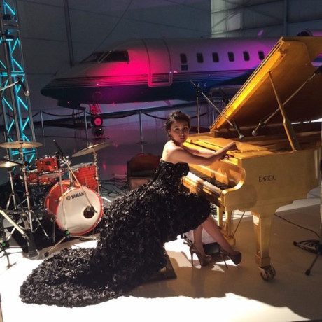 Những cuộc ăn chơi với bạn bè đều diễn ra ở những địa điểm xa hoa bậc nhất.