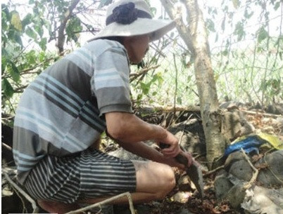  Nhặt được cả thùng vàng khi đi nhặt đá: Năm 2013, trong một lần được thuê lên suối Thá (xã Suối Bạc, huyện Sơn Hòa, tỉnh Phú Yên) nhặt đá về xây nhà, ông T.V.N (ở thị trấn Củng Sơn, huyện Sơn Hòa) thấy một thùng đạn (loại 7 kg) nằm trong gộp đá. Ông N. lôi ra và mở nắp xem thì tròn mắt khi trong đó ăm ắp vàng và nhiều đồ trang sức có giá trị. Sau khi hết kinh ngạc, ông N. lặng lẽ giấu lại “kho báu” và tiếp tục công việc, chờ đến đêm mới đưa về. Ảnh: Hốc đá bên bờ suối Thá, nơi ông N. tìm thấy thùng vàng.