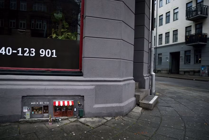 Nhìn từ xa, tiệm cà phê chỉ nhỏ bằng bàn tay.