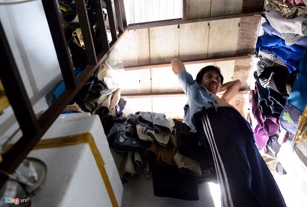 Một phần gác xép là nơi nam diễn viên để quần áo, đa phần đều là đồ bạn bè, học trò tặng.