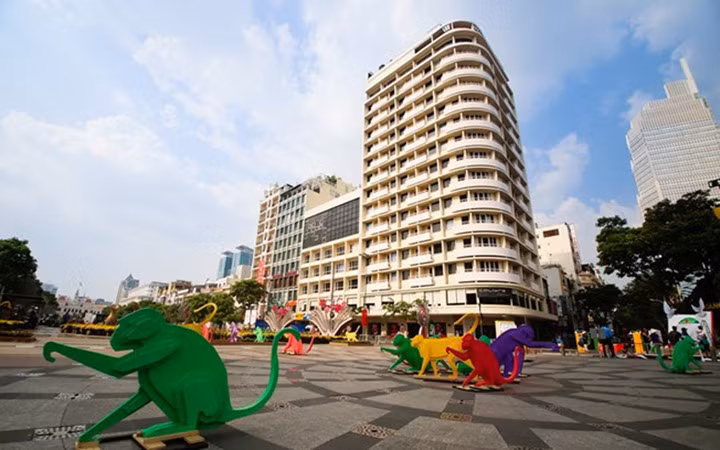 Ngoài Vạn Thịnh Phát, còn các doanh nghiệp khác là Satra, Saigontourist, Sunwah, BIDV, Vietcombank, công ty Tài Nguyên đang sở hữu nhiều đất vàng trên phố đi bộ Nguyễn Huệ (quận 1, TP HCM) nhất. Không sở hữu nhiều dự án quy mô như Vạn Thịnh Phát, Tổng công ty Du lịch Sài Gòn (Saigontourist) cũng có tên trong danh sách chủ đầu tư sở hữu nhiều đất vàng Nguyễn Huệ. Trong ảnh là khách sạn Palace thuộc sở hữu của Saigontourist. Ảnh: Zing.