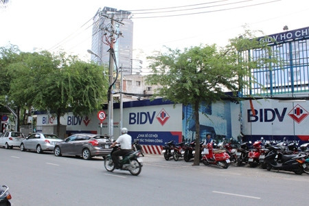 Nhà đầu tư có tiếng khác là Ngân hàng Đầu tư Phát triển Việt Nam (BIDV) sở hữu mặt bằng số 117-119 Nguyễn Huệ và 16 Tôn Thất Thiệp với diện tích lên tới 2.724 m2. Dự án này được BIDV mua lại với giá 359,6 tỷ đồng năm 2007 để làm BIDV Tower có quy mô 40 tầng, cao 152 m. Ảnh: VLand.
