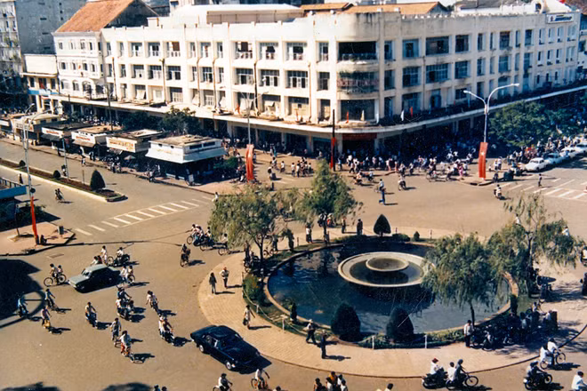 Trải qua nhiều thăng trầm của lịch sử cùng biến động của thành phố, tòa nhà vẫn tiếp tục tồn tại bền vững. Ảnh: Thương xá Tax.