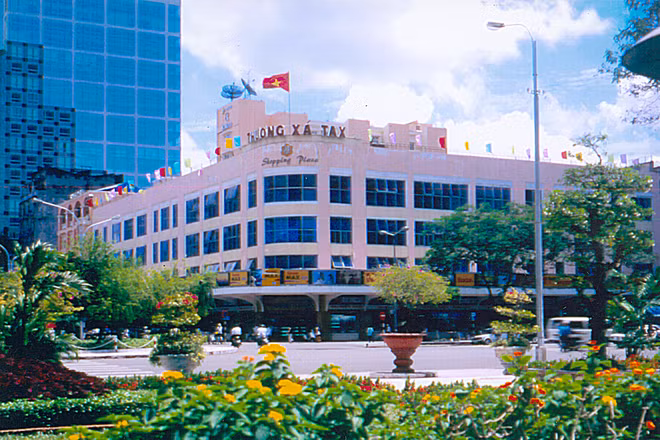 Cái tên "Thương xá Tax" đã là thương hiệu ăn sâu vào tiềm thức người Sài Gòn trở lại vào ngày 19/1/1988. Ảnh: Thương xá Tax.