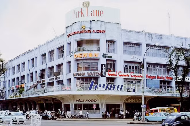 Khu vực xung quanh Thương xá Tax luôn tấp ngập người qua lại. Các thương hiệu lớn du nhập vào Việt Nam đều tập trung tại Thương xá Tax. Ảnh: Thương xá Tax.