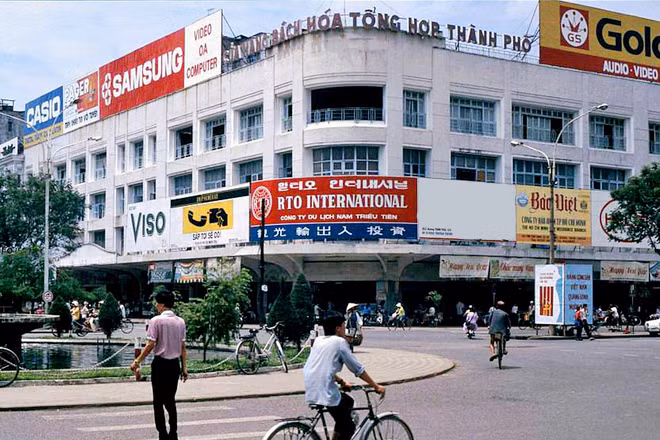 Sau giải phóng, Thương xá Tax được giao lại cho UBND TP HCM, tuy nhiên thời điểm này Thương xá đã bớt sầm uất hơn. Đến năm 1981, UBND Thành phố quyết định thành lập Cửa hàng Bách hoá Tổng hợp Thành phố trực thuộc Sở Thương nghiệp để nâng tầm doanh nghiệp, đáp ứng tiêu dùng. Thương xá Tax trở thành một trong những cửa hàng mua bán lớn nhất thời đó. Ảnh: Thương xá Tax.