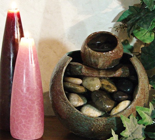 Đài phun nước: Đài phun nước là một phương pháp phong thủy vô cùng mạnh mẽ giúp thu hút năng lượng thịnh vượng và những luồng khí tươi mới. Nếu không thể trang trí đài phun nước trong nhà bạn có thể sử dụng hình ảnh những thác nước, biển, sông,… vì nước từ xa xưa được quan niệm là biểu tượng của sự giàu có. Hình ảnh nước được sử dụng trong nhà cực kỳ mạnh mẽ trong việc thu hút sự thịnh vượng.