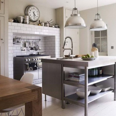 Hốc tường: Hốc tường có thể giữ một tính năng tuyệt vời trong một phòng bếp nhỏ nhắn. Bạn có thể tận dụng hốc tường như một khu lưu trữ đồ khô hoặc thiết kế thêm giá treo đồ. Ảnh: Internet.