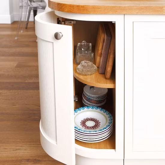 Tủ cong: Những chiếc tủ cong bên dưới bàn bếp hay đảo giữa bếp không chỉ mang đến kiểu dáng uyển chuyển mà còn tạo cảm giác các bố trí chuyển đổi giữa nhà bếp và khu vực sinh hoạt hài hòa, tự nhiên hơn rất nhiều. Ảnh: Internet.