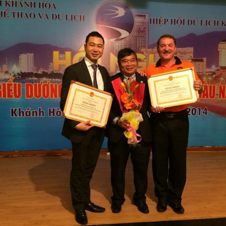 Anh bắt đầu khởi nghiệp từ năm 18 tuổi khi làm việc trong một cửa hàng bán phụ tùng ôtô. Đây cũng là lý do khiến anh dành đam mê đặc biệt cho xe hơi. Đến năm 2007, Tuấn John về Việt Nam làm việc trong một số dự án của tập đoàn Hoàn Cầu theo gợi ý của gia đình và trở thành quản lý của resort tại Nha Trang vào cuối năm đó, khi mới 20 tuổi.