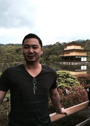 Nguyễn Tuấn John sinh ra trong một gia đình giàu có nổi tiếng, sở hữu tập đoàn Hoàn Cầu kinh doanh đa ngành bao gồm bất động sản, du lịch - khách sạn, xây dựng - sản xuất, hạ tầng - khu công nghiệp, truyền thông, y tế và giáo dục.