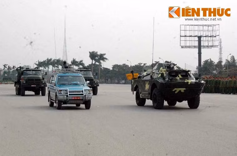 Cùng với BTR-60PB, quân đội còn điều động cả xe thiết giáp trinh sát BRDM-2 tham gia hoạt động bảo đảm an ninh IPU 132. Trong ảnh, chiếc BRDM-2 đi cùng đoàn xe của bộ đội hóa học trong lễ tổng duyệt Lễ ra quân bảo vệ IPU-132.