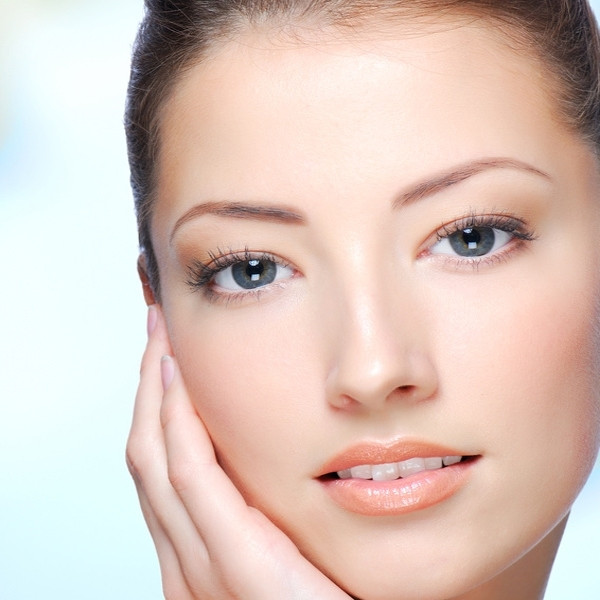 Nếu muốn sở hữu một làn da mịn màng, thoa kem dưỡng ẩm là việc làm không thể thiếu. Ảnh: frukmagazine.