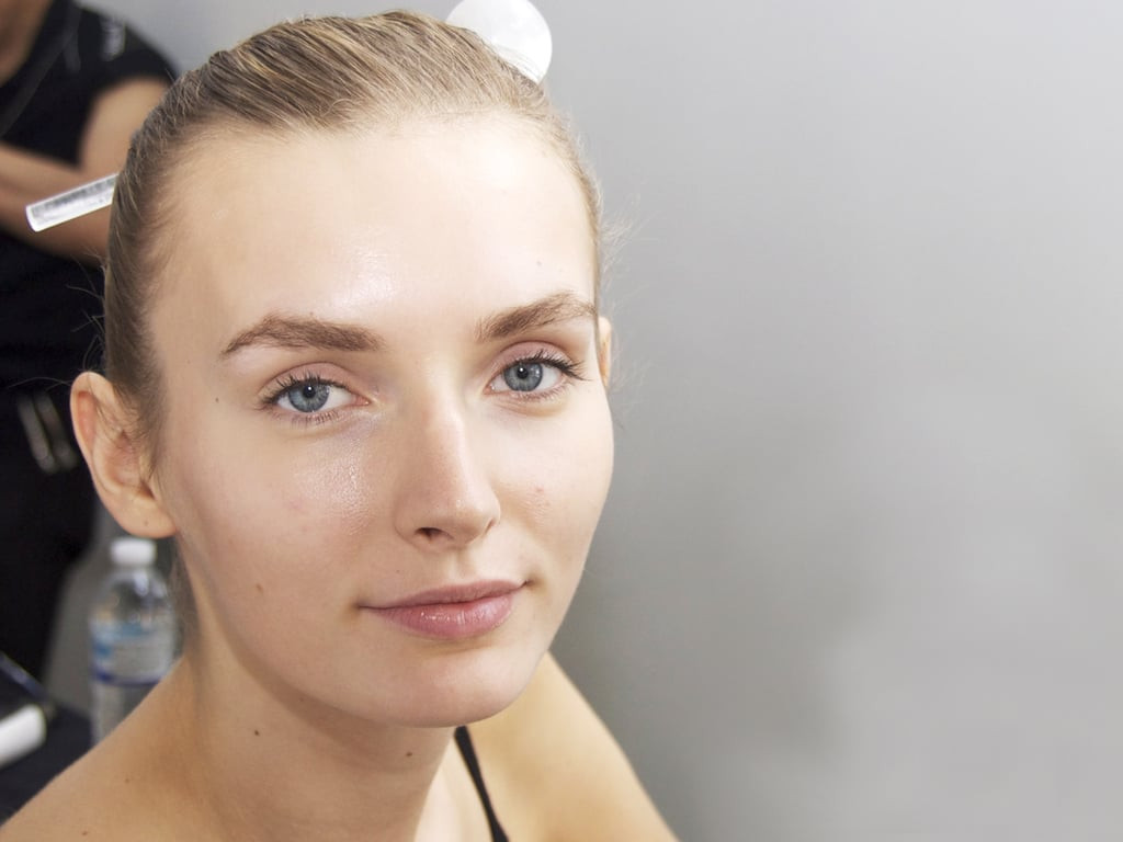 Có rất nhiều bằng chứng khoa học liên quan đến việc hút thuốc có nguy cơ bị mụn cao hơn. Chính vì vậy, hãy từ bỏ việc hút thuốc nếu bạn muốn có một làn da khỏe đẹp. Ảnh: unileverservices.