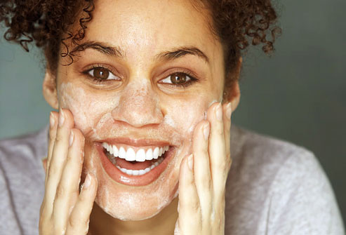 Nếu bạn thường xuyên trang điểm, hãy lựa chọn các sản phẩm không gây bít tắc lỗ chân lông, từ đó sẽ giúp bạn tránh được mụn trứng cá. Ảnh: webmd.