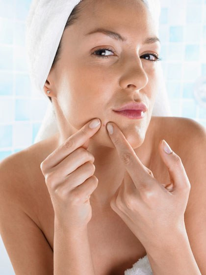 Đặc biệt, khi bị mụn, bạn không nên cố gắng nặn nốt mụn đó bởi việc làm này càng làm tăng nguy cơ nhiễm trùng hoặc để lại sẹo. Ảnh: bigcommerce.