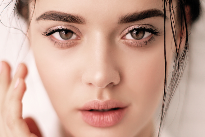 Nếu bạn có mụn, hãy sử dụng thêm kem trị mụn - một liệu pháp tại chỗ rất hiệu quả. Ảnh: nutriworld.