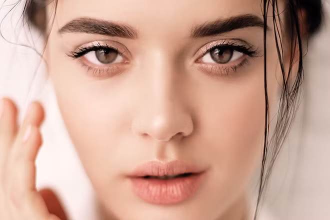 Nếu bạn có mụn, hãy sử dụng thêm kem trị mụn - một liệu pháp tại chỗ rất hiệu quả. Ảnh: nutriworld.