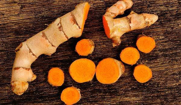 Ngoài ra, củ nghệ tươi cũng giúp ngăn ngừa ung thư vòm họng hiệu quả. Ảnh: massageishealthy.