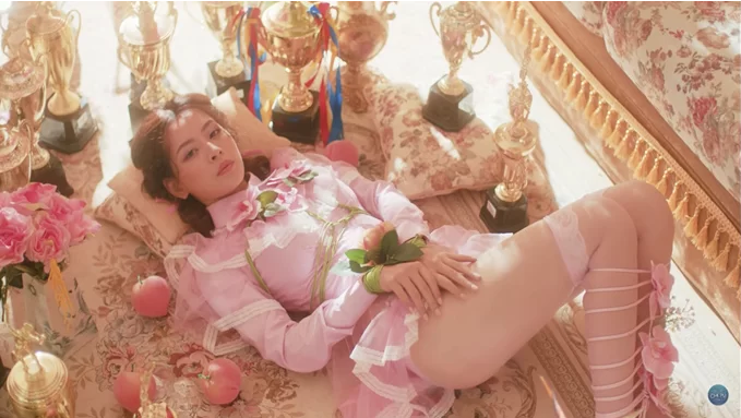 Thậm chí nhiều người còn ví von “Mời anh vào team em” không khác gì buổi triển lãm...đồ lót của cô nàng. Ảnh: ngoisao.