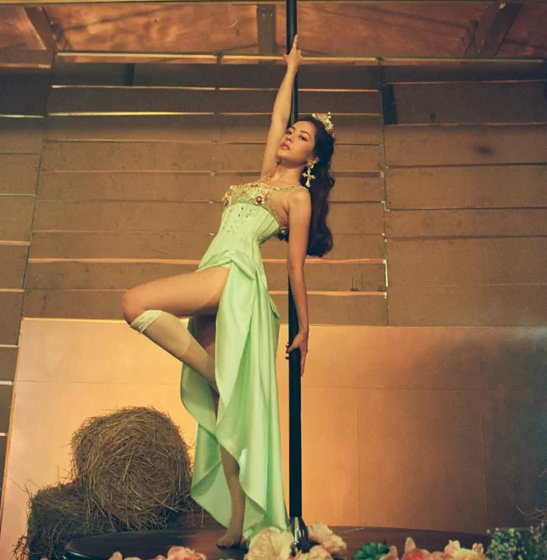 “Mời anh vào team em” là MV gắn mác 16+ của Chi Pu. Ngay khi được tung ra, MV đã gây tranh cãi vì những trang phục hở bạo của mình. Ảnh: ngoisao.