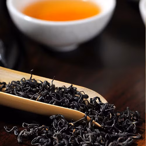  Trà đen còn có tác dụng làm đẹp hiệu quả. Nó có thể làm giảm bọng dưới mắt nhờ có chứa các caffeine. Ảnh: trabstar.