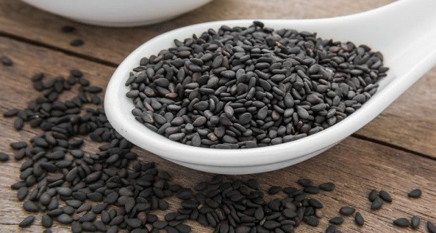 Ngoài ra, thực phẩm màu đen này còn có tác dụng rất lớn trong việc tiêu diệt các gốc tự do xấu trong cơ thể, chống oxy hóa, ngăn ngừa lão hóa và làm đẹp da, đen tóc hiệu quả. Ảnh: vandieuhay.