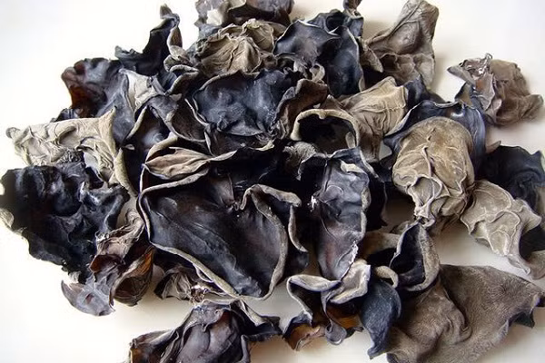 Ít ai biết rằng mộc nhĩ có tác dụng bài trừ các chất thải độc hại trong máu. Ảnh: caythuocdangian.