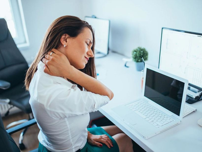 Máy sẽ massage sâu vào bên trong các xương và các tế bào vùng vai gáy từ đó làm giảm tình trạng đau nhức hiệu quả. Ảnh: adayroi.