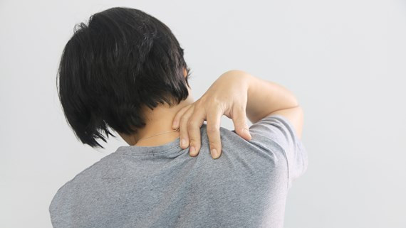 Cách thực hiện tư thế con mèo như sau: Quỳ lên, chống 2 tay cùng 2 chân xuống sàn. Hít sâu và ngửa cổ từ từ về phía lưng, giữ nguyên trong 10 giây và trở về tư thế ban đầu. Ảnh: sggp.