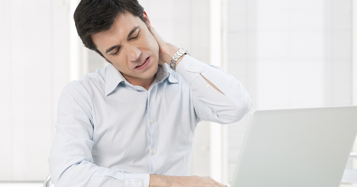 Bên cạnh đó, bạn có thể thực hiện động tác ưỡn cổ để chữa đau mỏi vai gáy. Ảnh: bookingcare.