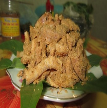 Khi ăn, chịn xồm thường được ăn kèm với nhiều loại rau thơm, rau gia vị như tía tô rừng, lá chanh, lá sung, lá vả non, lá đinh lăng, lộc vừng...Ảnh: amthuc365.