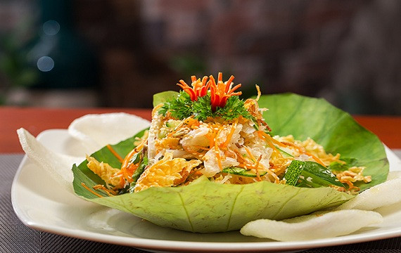 Phần thịt nạc vai và thịt mông được chọn làm chịn xồm phải thái mỏng, tẩm ướp với các gia vị gồm: tỏi, ớt cay, hạt tiêu, muối trắng...Ảnh: dulichnghean.