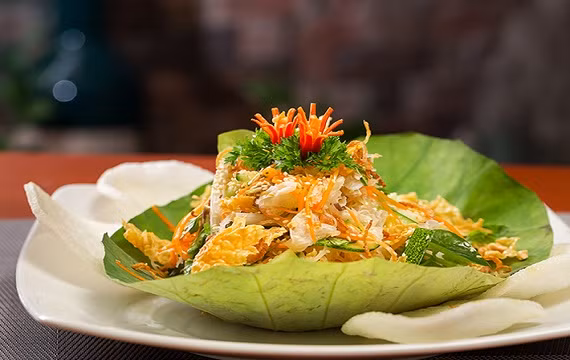 Phần thịt nạc vai và thịt mông được chọn làm chịn xồm phải thái mỏng, tẩm ướp với các gia vị gồm: tỏi, ớt cay, hạt tiêu, muối trắng...Ảnh: dulichnghean.