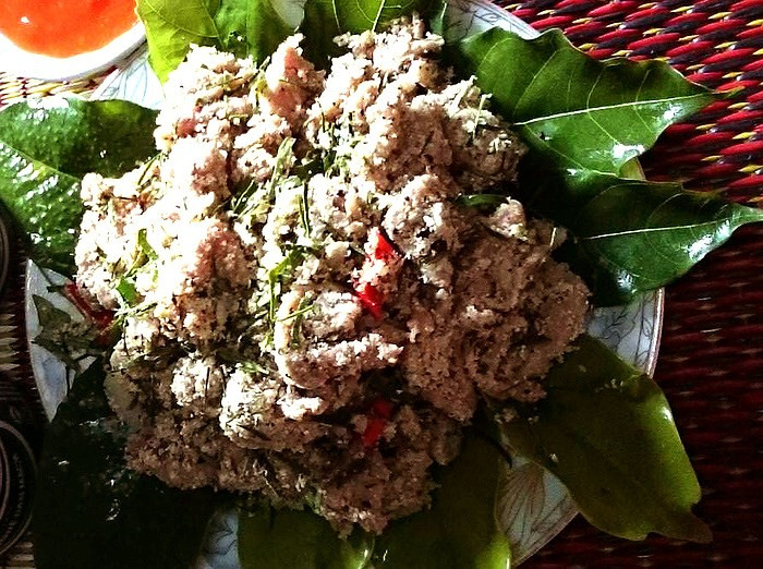 Thịt được tẩm ướp trộn đều với thính, sau đó cho vào túi bóng rồi dùng lá dong để gói. Ảnh: baonghean.