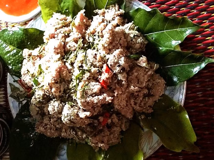 Thịt được tẩm ướp trộn đều với thính, sau đó cho vào túi bóng rồi dùng lá dong để gói. Ảnh: baonghean.