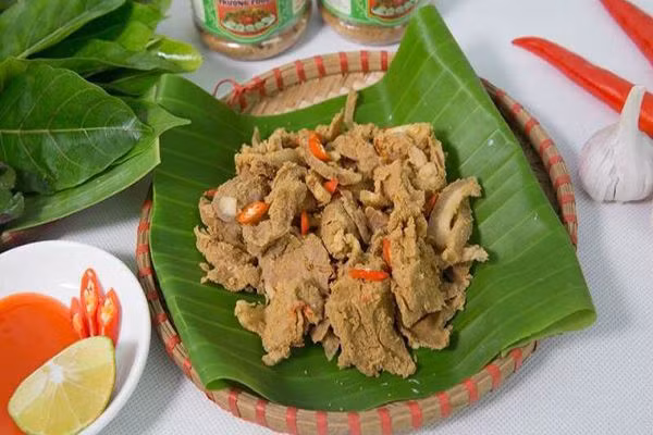 Chịn xồm là đặc sản hấp dẫn ở Con Cuông, Nghệ An. Món ăn này là sự kết hợp tinh tế của lá cây rừng, gia vị và thịt lợn tươi. Ảnh: nghetinh.