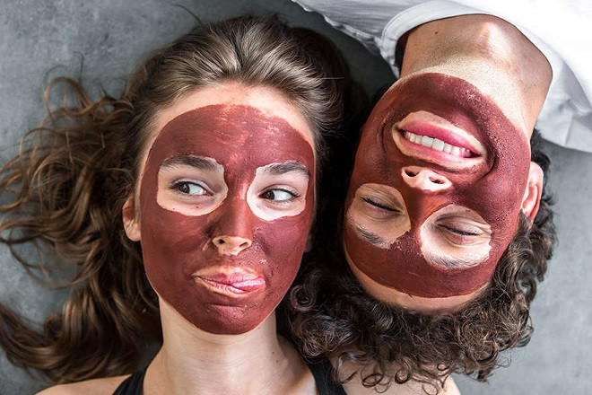 Những mặt nạ này bao gồm các thành phần như bentonite và axit salicylic có tác dụng hút dầu từ lỗ chân lông của bạn. Ảnh: india.