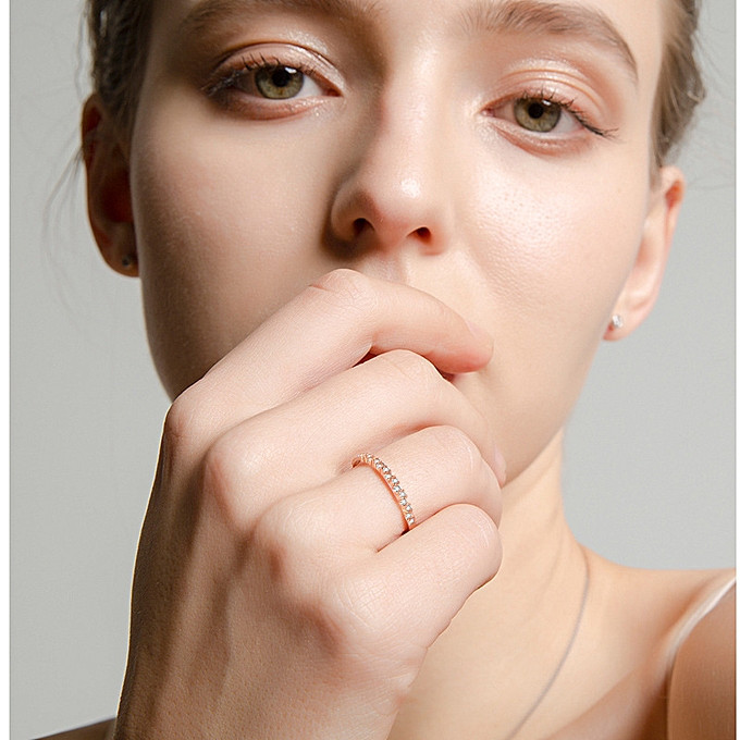 Tẩy da chết cũng là một cách giúp hạn chế lượng dầu sản xuất da trên khuôn mặt và mũi của bạn. Ảnh: jumia.