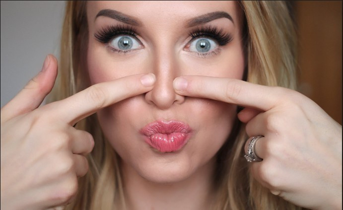 Bạn có thể mang theo giấy thấm dầu bên mình và sử dụng nó để loại bỏ tình trạng bóng nhờn trên mũi bởi giấy thấm dầu được phủ một loại bột hấp thụ bã nhờn dư thừa rất hiệu quả. Ảnh: wp.