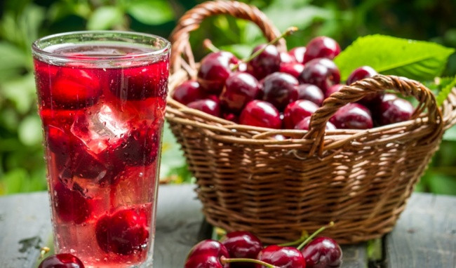 Các nghiên cứu cho thấy nước ép anh đào chua có thể làm giảm viêm và giảm bớt một số triệu chứng viêm khớp. Ảnh: healthplus.