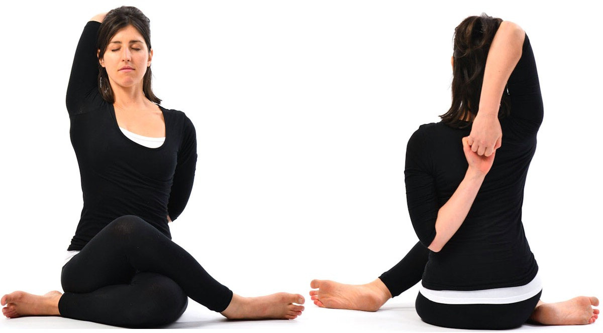 Tay phải và tay trái gập lại phía sau lưng, hai bàn tay móc vào với nhau và giữ nguyên tư thế trong 30 đến 60 giây. Ảnh: ydvn.