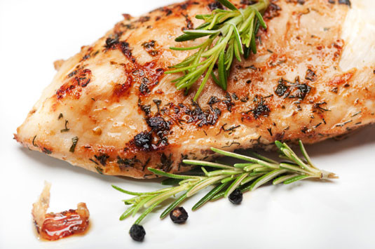 Bên cạnh đó, hương thảo có thể giúp giải độc, trị chứng khó tiêu, đầy hơi, chán ăn và các vấn đề tiêu hóa khác.