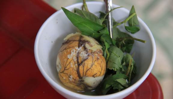 Tuy bổ dưỡng nhưng các chuyên gia dinh dưỡng đều khuyên không nên lạm dụng món ăn này để tẩm bổ cho con bởi nếu trẻ ăn quá nhiều sẽ gây quá tải cho bộ máy tiêu hóa, thậm chí sinh bệnh tiêu chảy. Ảnh: foody.