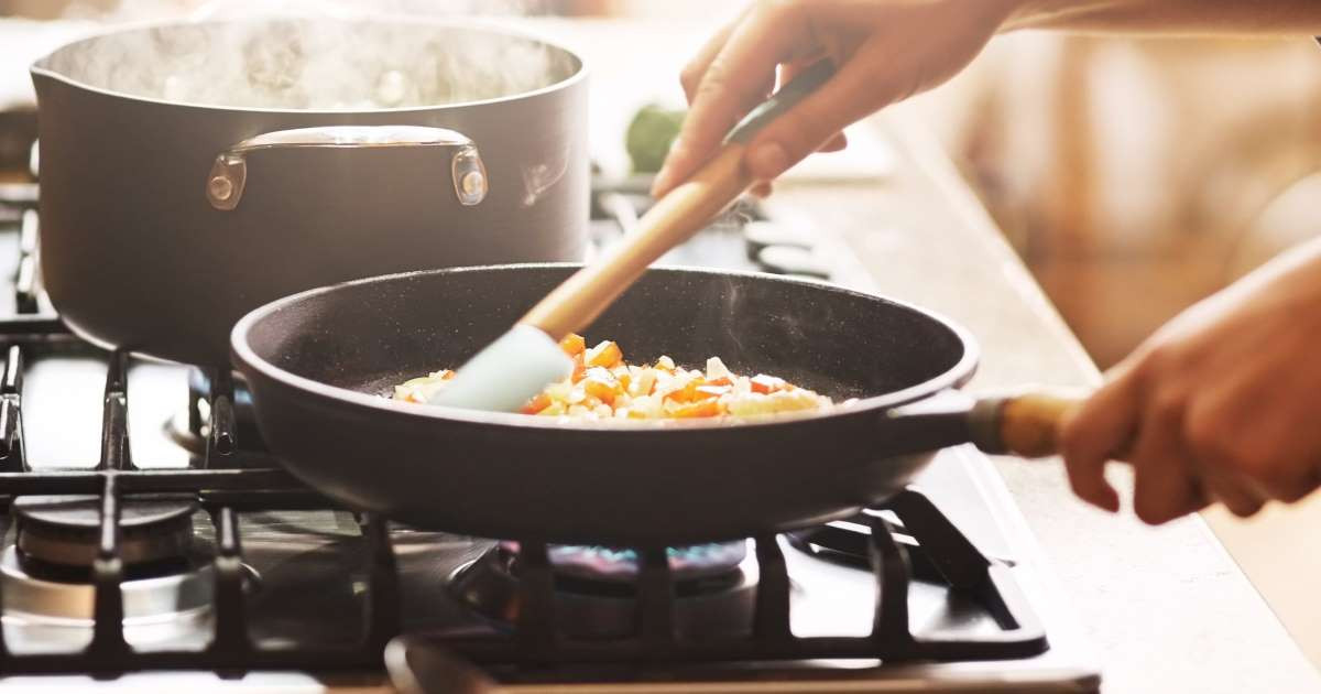 Những cách chế biến tốt cho sức khỏe hơn có thể kể đến nướng (bằng lò), luộc, đun nhỏ lửa, nấu chậm, kho, nấu bằng nồi áp suất, hầm và nấu ăn bằng nhiệt độ thấp.