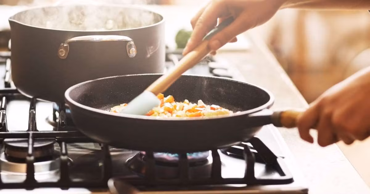 Những cách chế biến tốt cho sức khỏe hơn có thể kể đến nướng (bằng lò), luộc, đun nhỏ lửa, nấu chậm, kho, nấu bằng nồi áp suất, hầm và nấu ăn bằng nhiệt độ thấp.