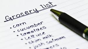 4. Lập shopping-list và đừng bao giờ đi mua hàng lúc đang đói. Việc không biết rõ mình cần mua gì, cũng như bị phân tâm bởi cơn đói có thể dẫn đến nhiều lựa chọn thừa thãi và không lành mạnh. Vậy nên hãy lập cho mình một bảng kế hoạch mua sắm, điều này sẽ giúp bạn mua được chính xác những thực phẩm lành mạnh và tiết kiệm hơn.