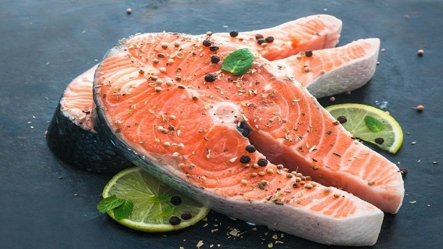 Một loại dưỡng chất khác cũng có trong hải sản đó là Omega 3. Axit béo Omega 3 đồng thời có một vai trò rất quan trọng trong cơ thể: ngăn viêm, duy trì sức khỏe tim mạch, tăng cường chức năng não bộ. Nếu như bạn không hay ăn hải sản, hãy thử cân nhắc sử dụng những viên uống omega 3 và vitamin D.