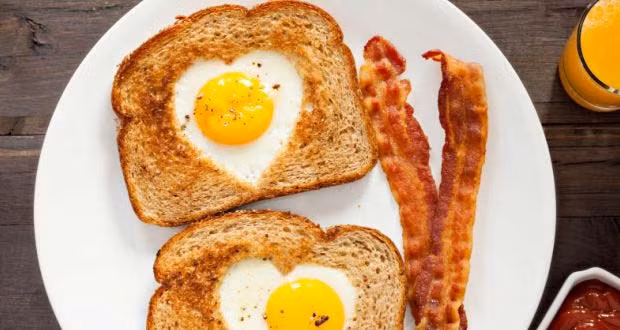 5. Ăn trứng, đặc biệt là cho bữa sáng. Trứng cực kì tốt cho sức khỏe, đặc biệt là vào buổi sáng. Chúng giàu protein chất lượng cao, và các chất dinh dưỡng cơ thể thường không nạp đủ, như choline. Ăn trứng vào buổi sáng làm tăng cảm giác no và giảm cảm giác thèm ăn trong vòng 36 giờ, đồng nghĩa với việc giảm lượng calo nạp vào cơ thể.